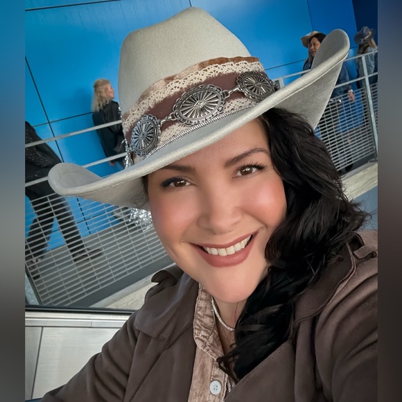 Meet your Posher, Alex - Picture 2 of 5